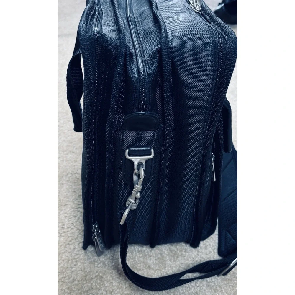 Targus 15.6 Nylon Black Laptop Messenger Bag Multiple Compartments 16x13x4